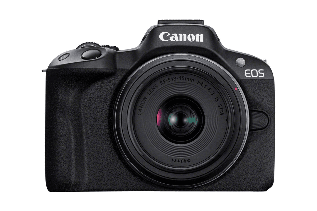 Schwarze Canon EOS Kamera mit Objektiv. Das Objektiv zeigt nach vorne, mit Canon und EOS Markierungen.