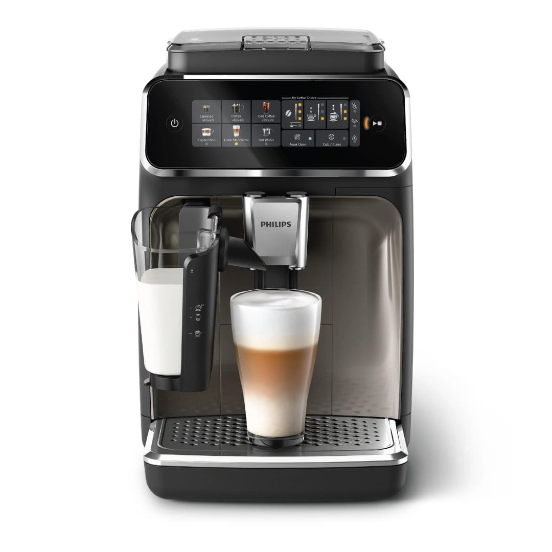 Schwarze Philips Kaffeemaschine mit einem auslaufenden Latte Macchiato.