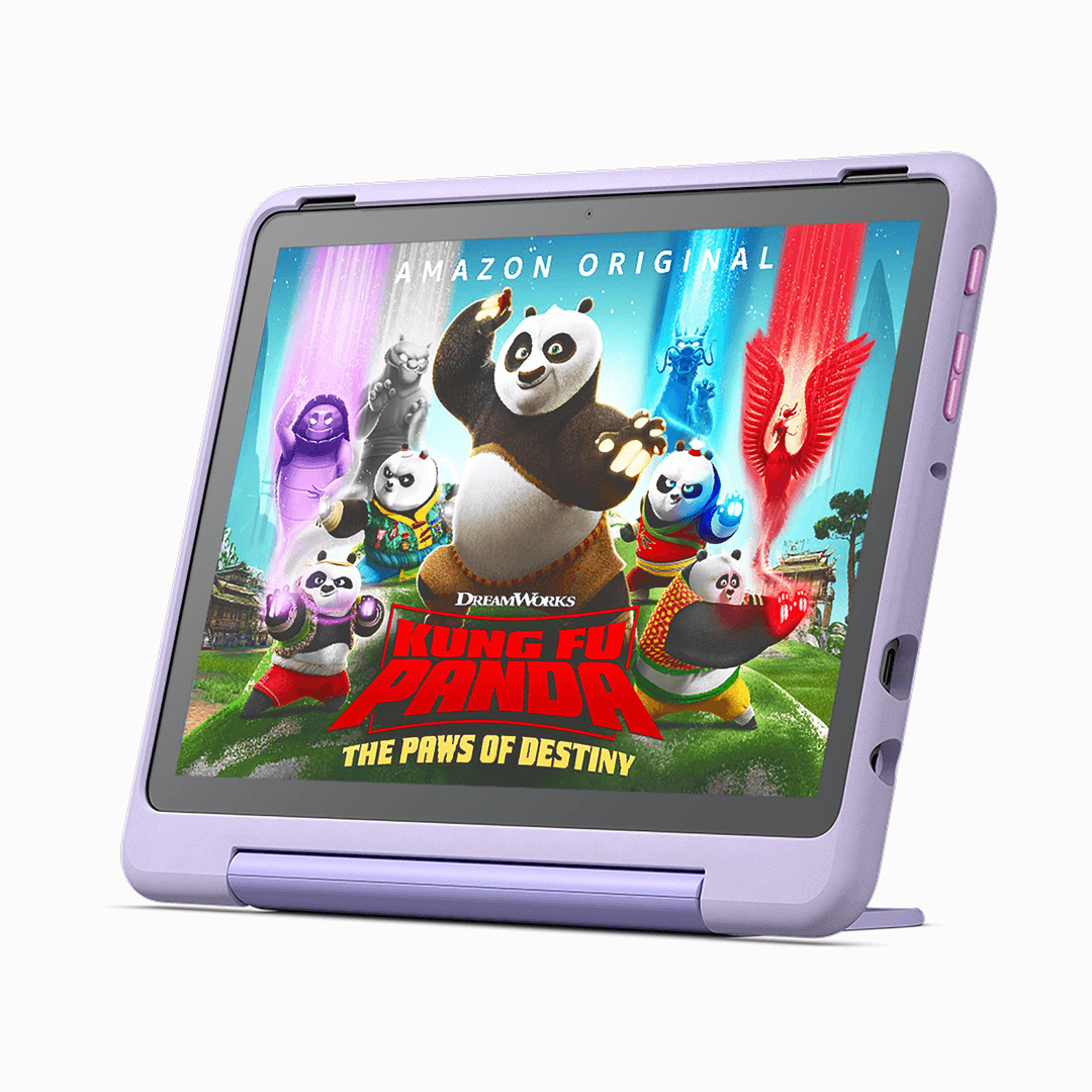 Tablet mit Hülle. Cartoon-Bild von Kung Fu Panda-Charakteren auf dem Bildschirm.