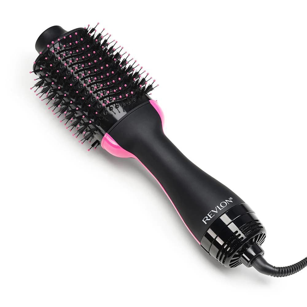 Schwarze und pinkfarbene Revlon Haartrocknerbürste, von oben betrachtet, mit weißem Hintergrund. Sie hat einen runden Bürstenkopf.