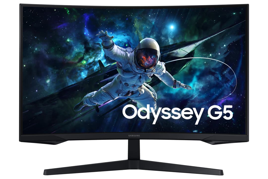 Gebogener Monitor mit Astronaut im Weltraumbild. Schwarzer Rahmen und Ständer. Odyssey G5 Logo sichtbar.