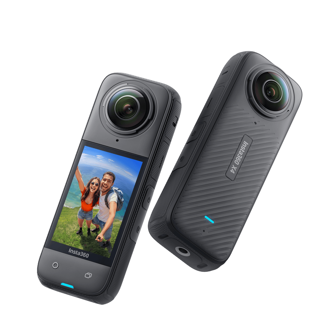 Zwei schwarze Insta360 X4 Kameras; eine zeigt einen Bildschirm mit zwei Personen, eine an der Seite.