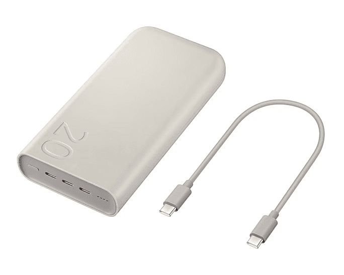 Beige Powerbank mit USB-C-Kabel, isoliert auf weißem Hintergrund.