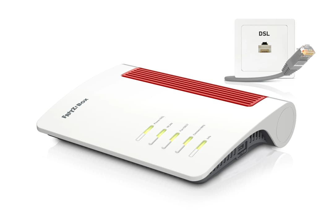 Ein weißer Router mit rotem Streifen und eine DSL-Steckdose mit eingestecktem Kabel.