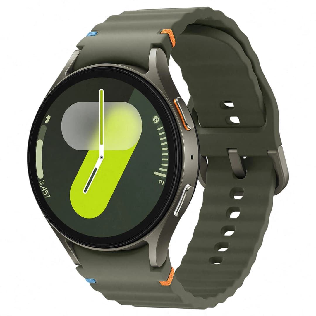 Eine Smartwatch mit grünem Armband. Der Bildschirm zeigt eine Uhr mit grün-gelber Anzeige.
