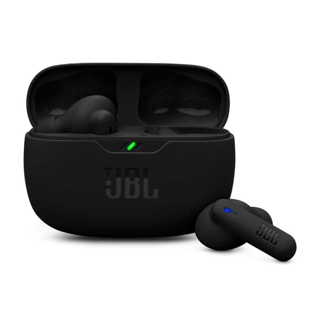 Schwarze JBL-Ohrhörer in einem Gehäuse. Ein Ohrhörer befindet sich außerhalb des Gehäuses.