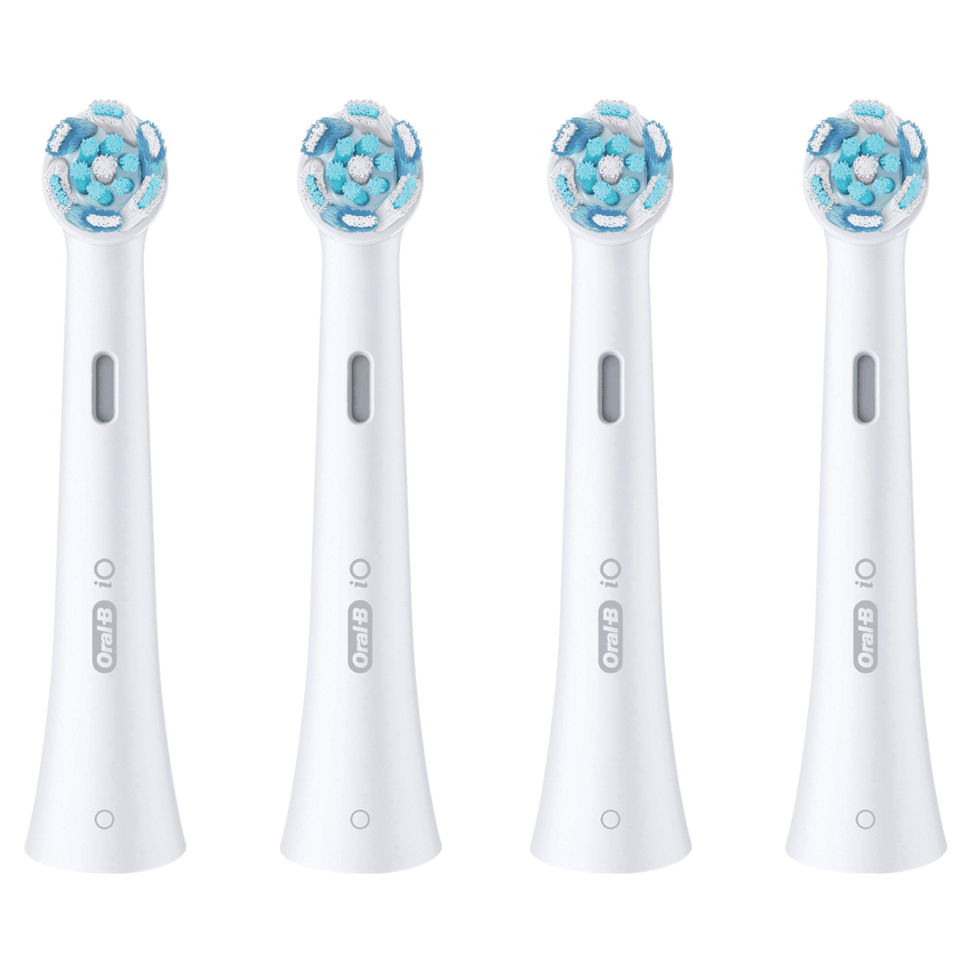 Vier weiße Oral-B iO-Zahnbürstenköpfe. Jeder mit blauen und weißen Borsten.