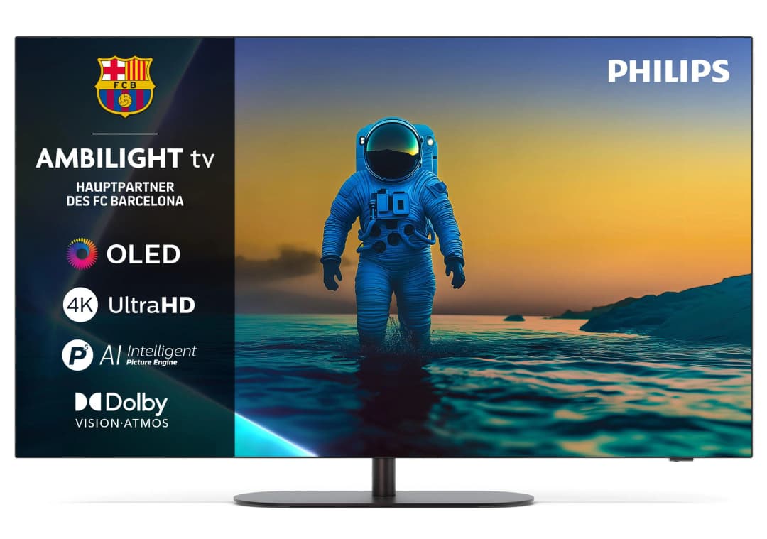 Ein Philips Ambilight TV zeigt einen Astronauten am Strand mit Sonnenuntergang und FC Barcelona Logo.