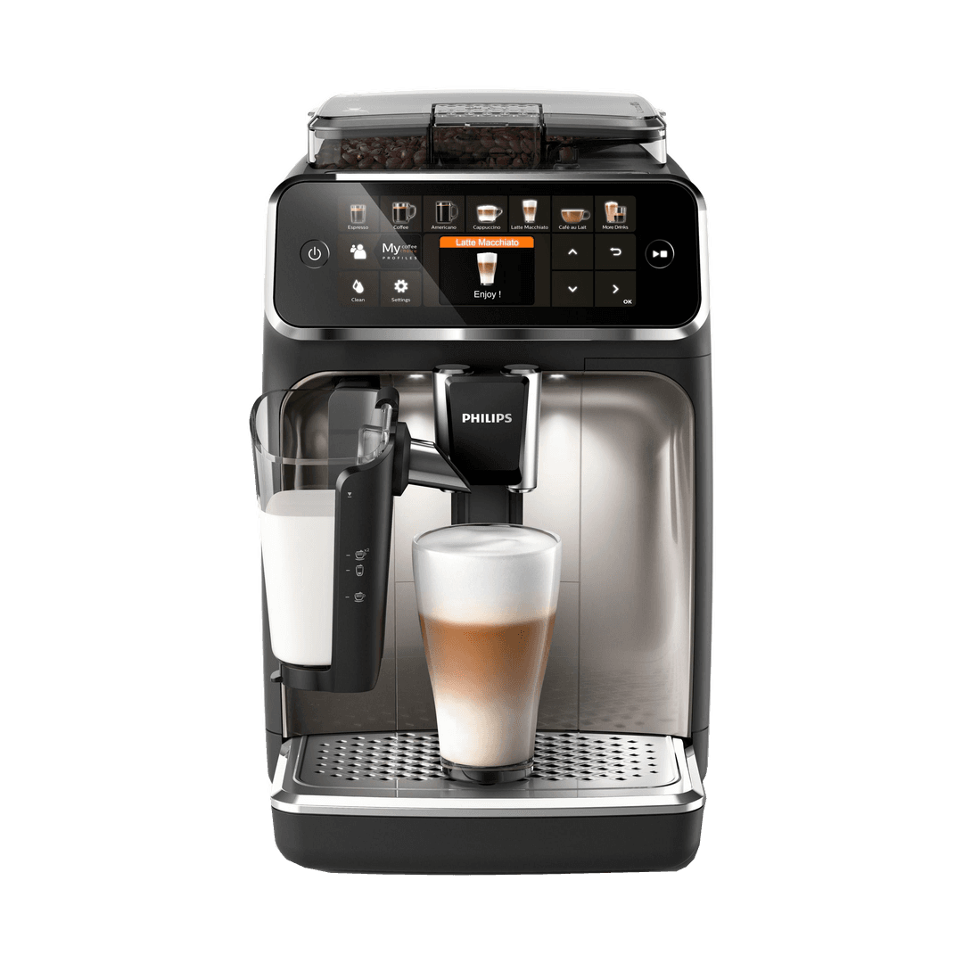 Schwarze und silberne Philips Espressomaschine, die Latte zubereitet. Ein Glas mit Milch links und eine Tasse mit Latte in der Mitte.