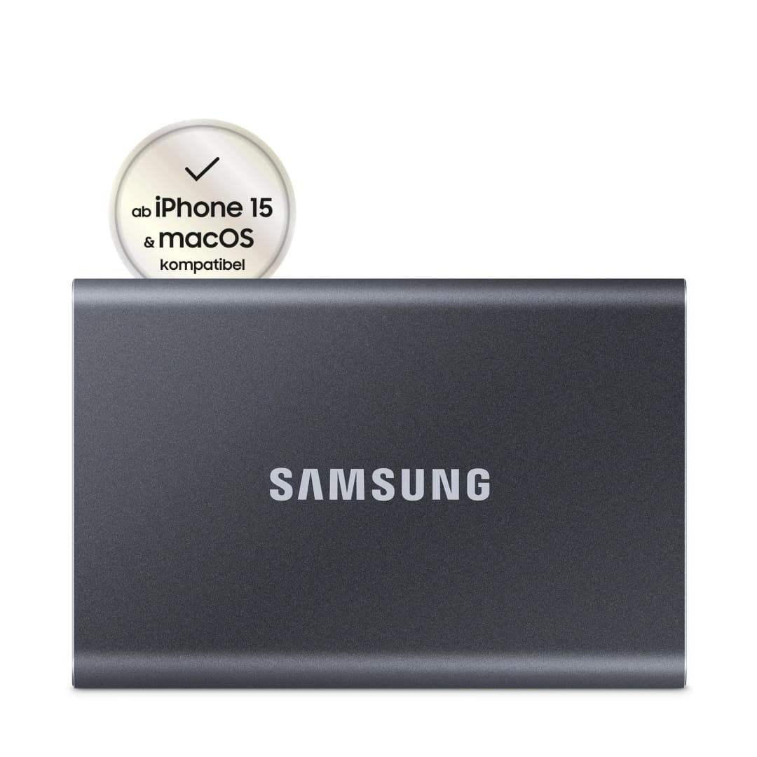 Dunkelgraue Samsung externe Festplatte. Darüber ein Kompatibilitätsabzeichen für iPhone 15 und macOS.