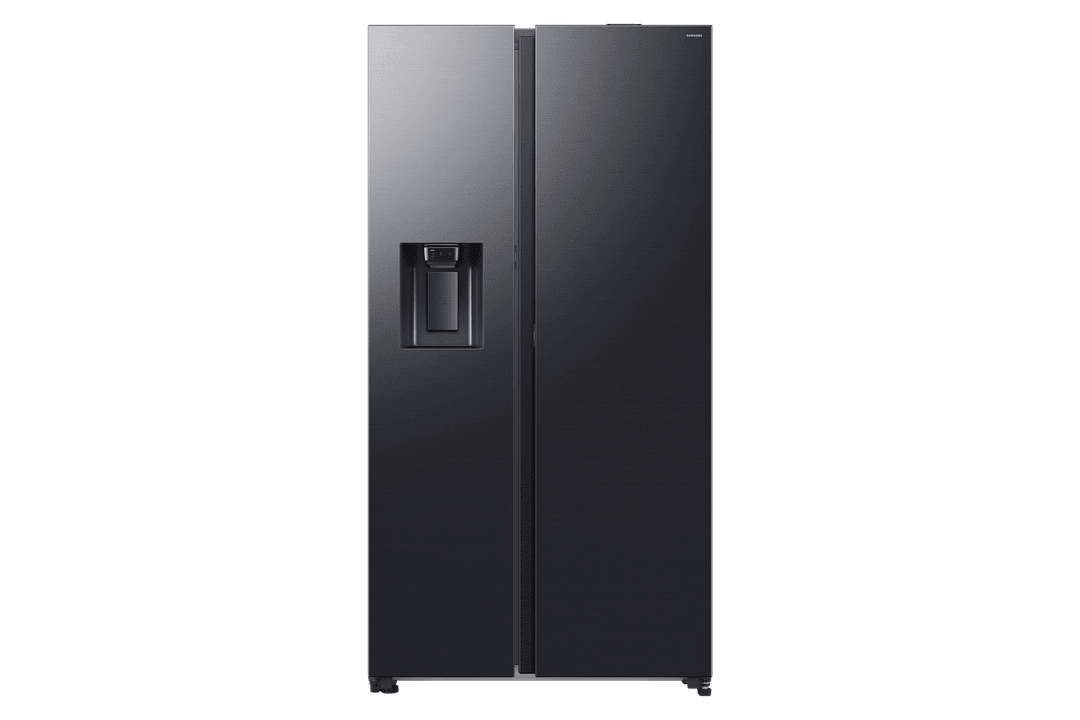 Schwarzer Samsung-Kühlschrank mit Wasserspender. Er hat zwei Türen und eine strukturierte Oberfläche, vor schwarzem Hintergrund.