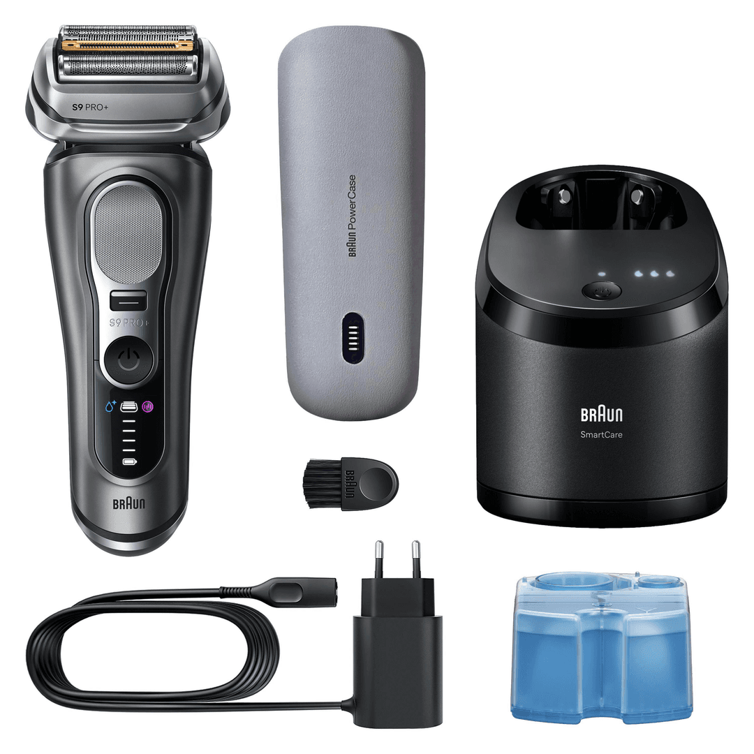 Ein elektrischer Rasierer Braun S9 Pro+, Ladestation, Power Case, Reinigungsbürste, Ladegerät und Reinigungskartusche auf weißem Untergrund.