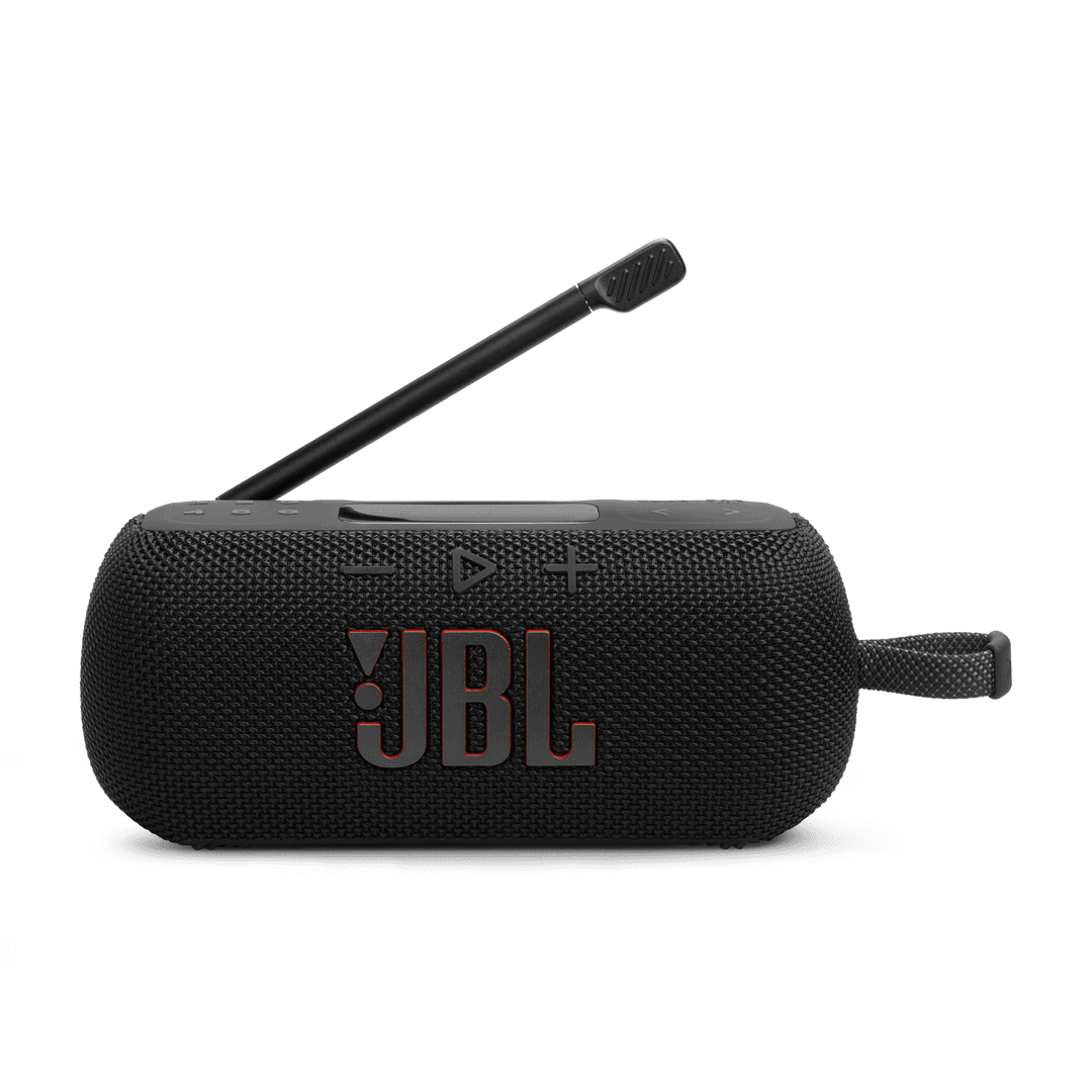 Schwarzer JBL-Lautsprecher mit ausgefahrener Antenne auf Weiß. Rotes JBL-Logo. Schwarze Webstruktur und Griff.