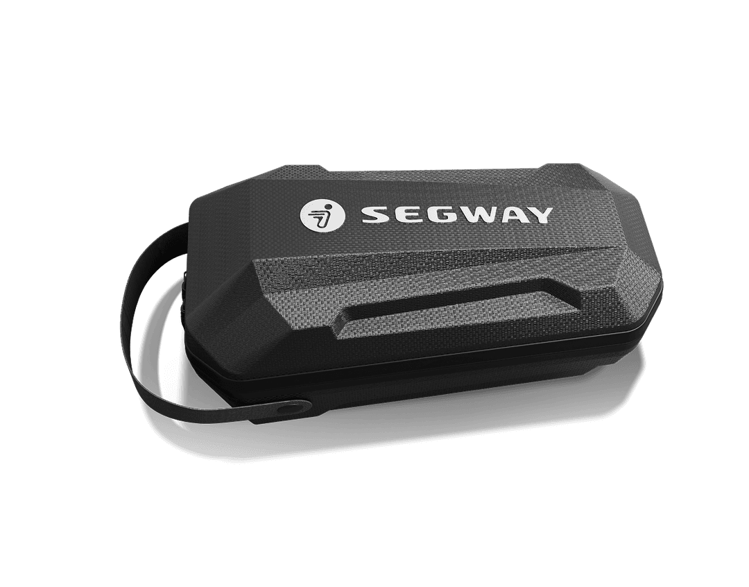 Eine schwarze Segway-Tragetasche mit Griff. Das Segway-Logo ist oben sichtbar. Der Hintergrund ist schwarz.