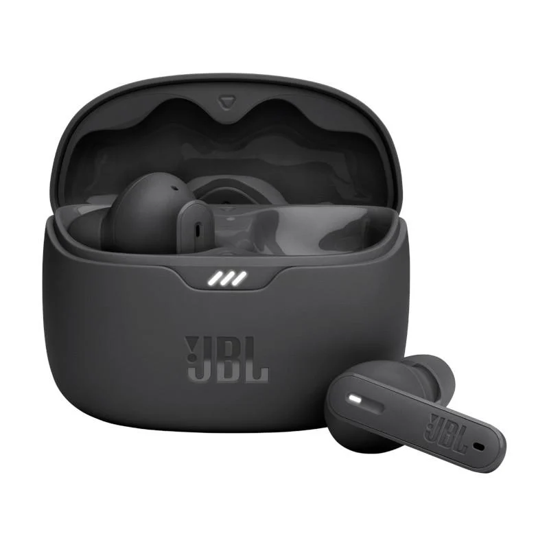Schwarze JBL-Ohrhörer in einem Ladeetui. Ein Ohrhörer befindet sich außerhalb des Etuis. Das Etui und die Ohrhörer sind auf weißem Hintergrund.