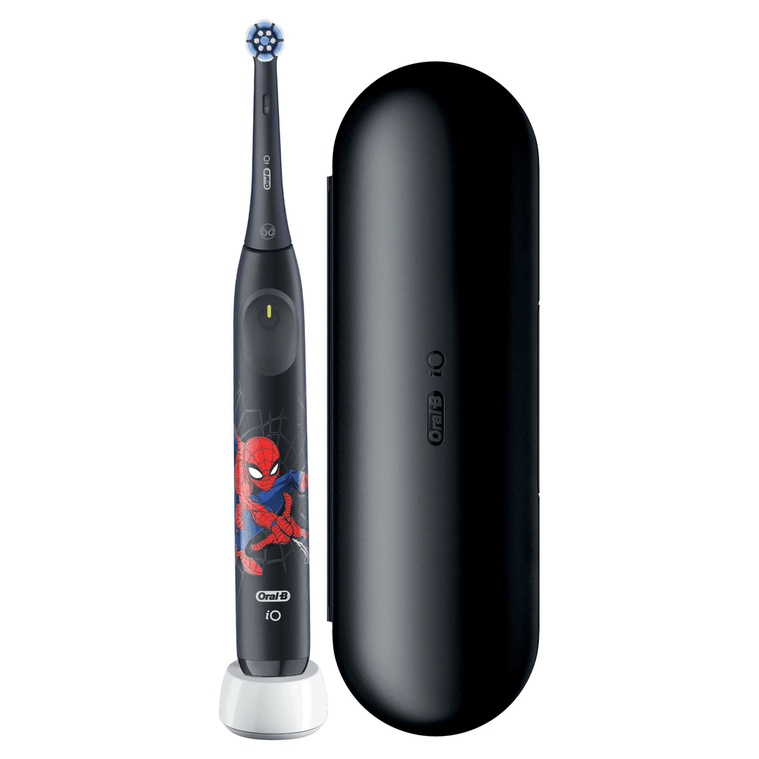 Schwarze Zahnbürste mit Spider-Man-Design und schwarzem Etui. Weiße Basis. Oral-B-Logo.