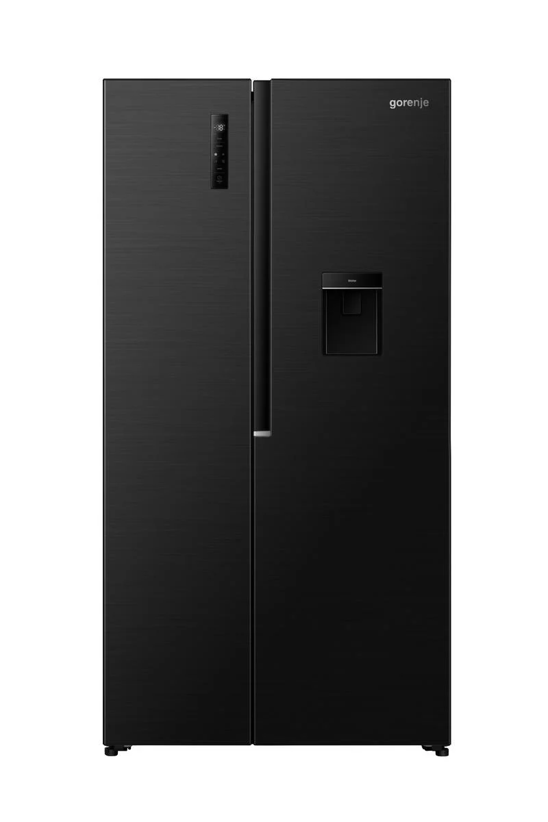 Schwarzer Gorenje-Kühlschrank mit zwei Türen. Er hat einen Wasserspender und ein digitales Display. Der Hintergrund ist weiß.