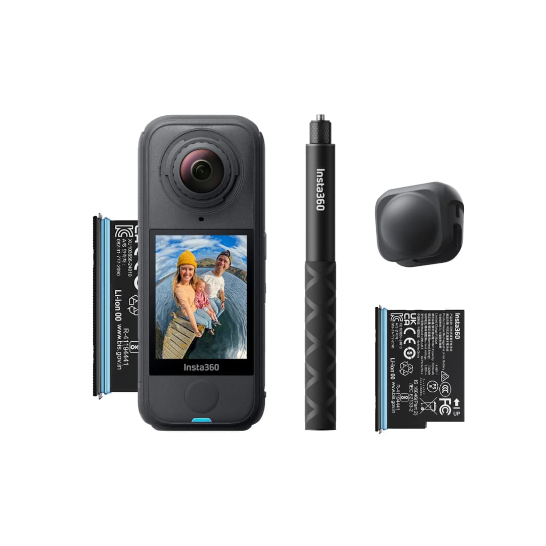 Schwarze Insta360-Kamera, Akku, Griff und eine schwarze Abdeckung auf weißem Untergrund. Der Kamerabildschirm zeigt eine Familie.