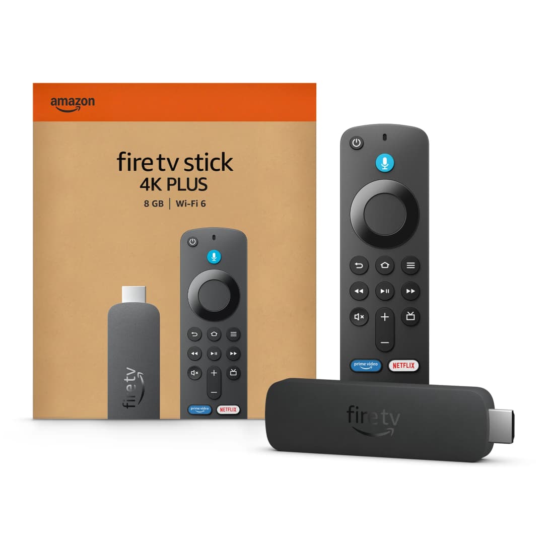 Das Bild zeigt Fire TV Stick 4K PLUS, Box, Fernbedienung und Stick. Farben: Schwarz, Orange und Weiß. Amazon- und Netflix-Logos.