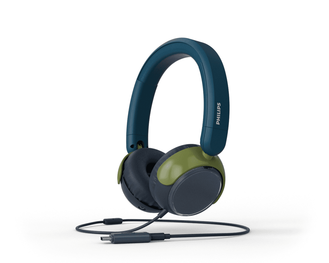 Over-Ear-Kopfhörer mit blauen und grünen Akzenten, Philips-Logo und angeschlossenem USB-C-Kabel auf weißem Hintergrund.