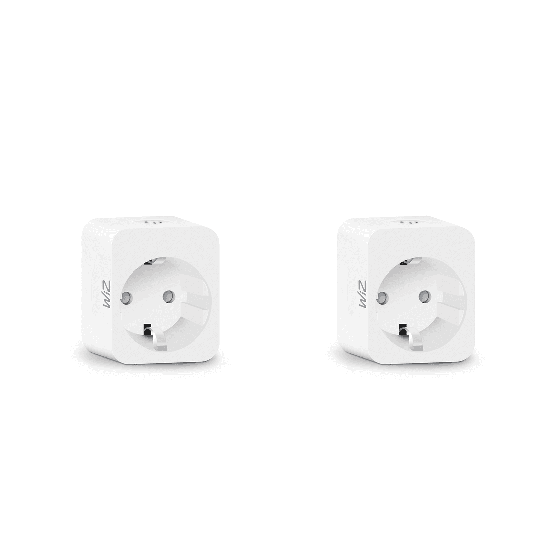 Zwei weiße Smart-Stecker mit dem 'Wiz'-Logo. Jeder hat eine Steckdose und blaue LED-Leuchten, auf weißem Hintergrund.