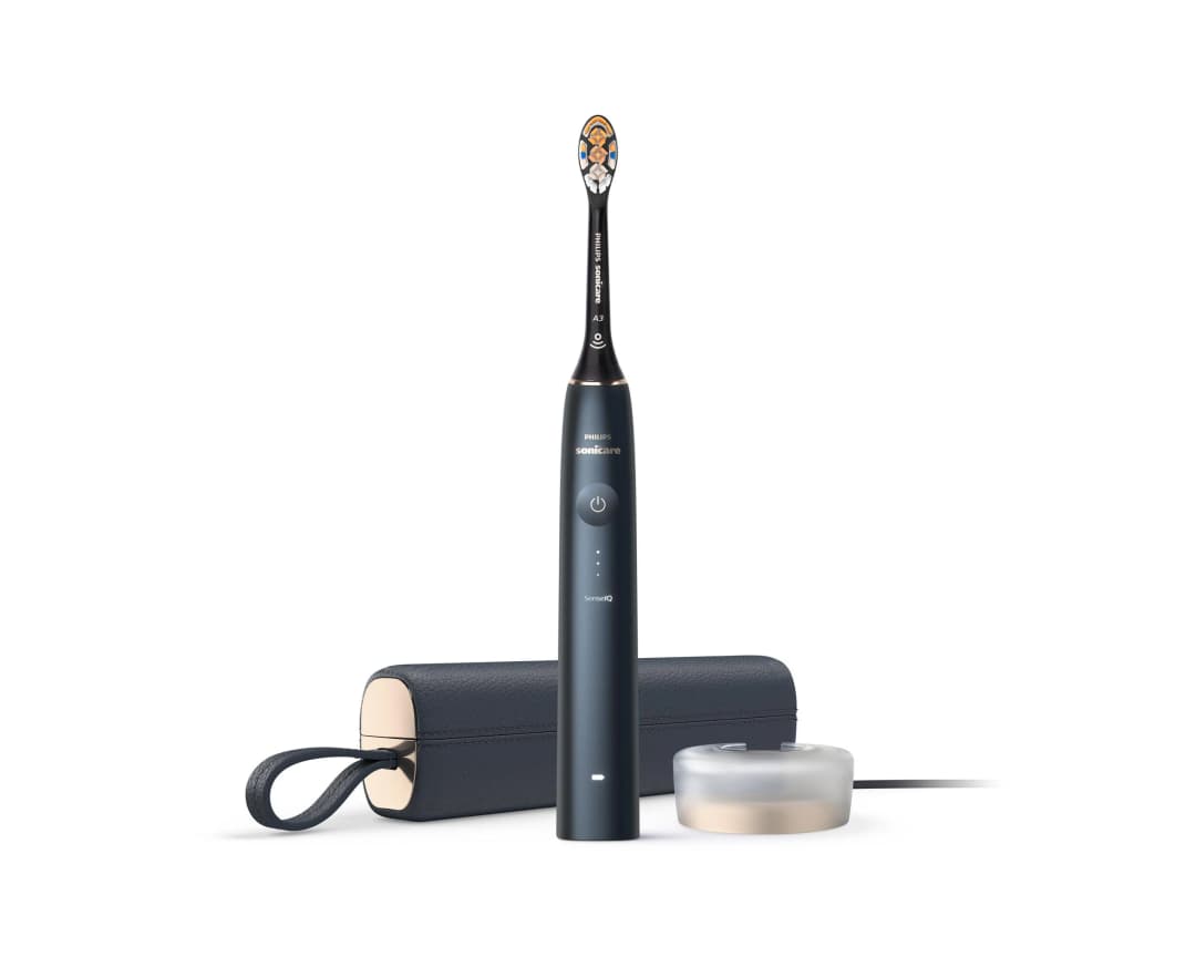 Eine schwarze Philips Sonicare elektrische Zahnbürste mit Ladestation, Reiseetui und Ladeständer auf weißem Hintergrund.