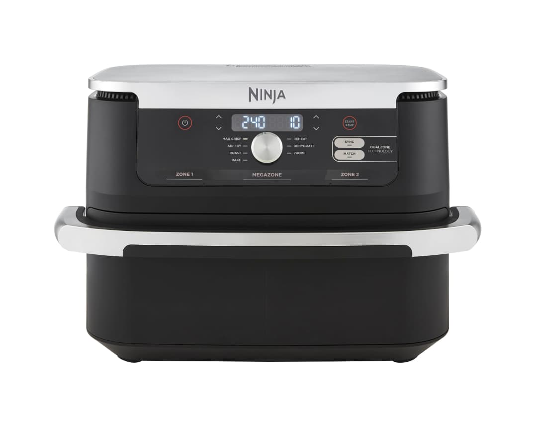 Ein schwarzer Ninja DualZone Heißluftfritteuse mit silbernem Deckel und Bedienfeld.