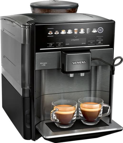 Eine Siemens EQ.6 plus Kaffeemaschine mit zwei Espressotassen.