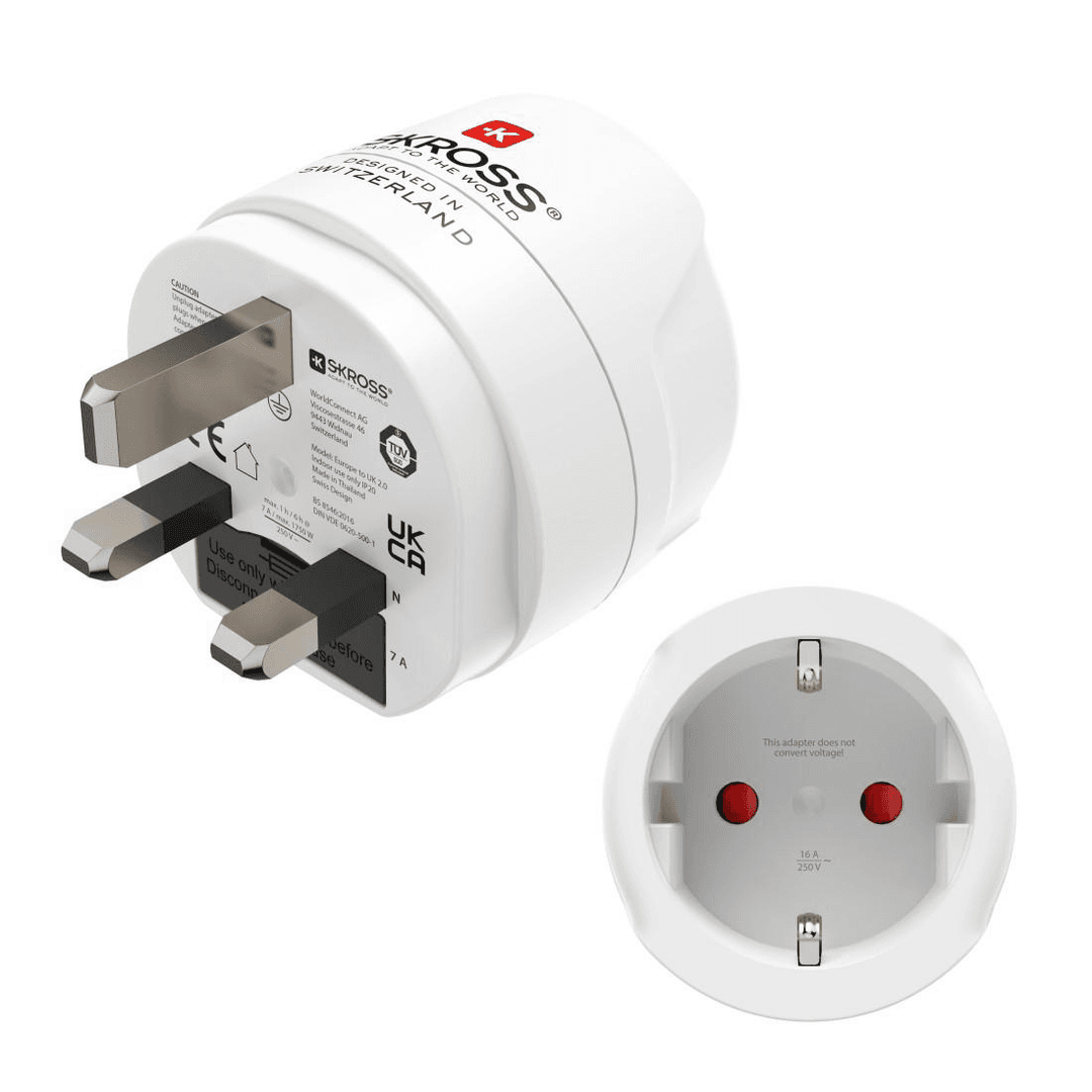 Ein weißer Reiseadapter mit einem UK-Stecker und einer europäischen Steckdose.