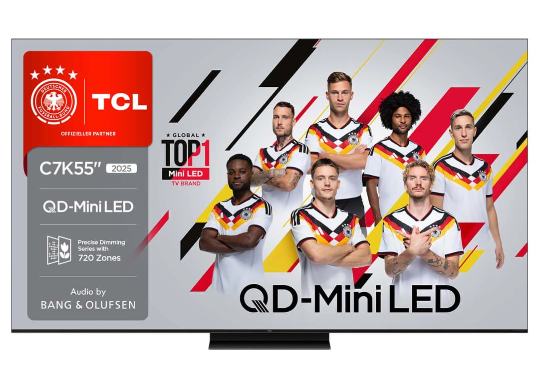 TCL Fernseher mit deutschen Fußballspielern in Trikots, QD-Mini LED-Technologie.