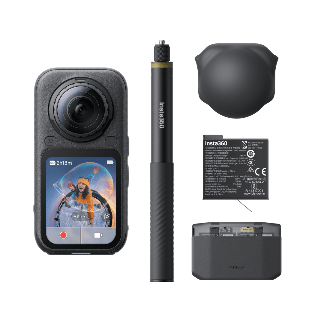 Insta360 Kamera mit Selfie-Stick, Akku, Schutzhülle und Ladeetui.