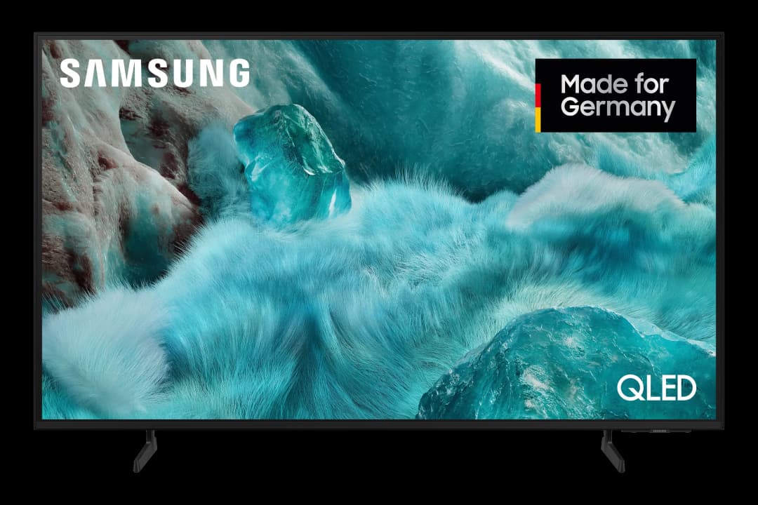 Samsung QLED-Fernseher mit blauem Eis- und Fell-Hintergrund und der Aufschrift Made for Germany.