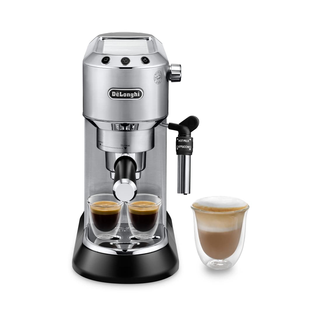 Eine De'Longhi Espressomaschine mit zwei Espresso-Shots in Gläsern und einem Cappuccino.