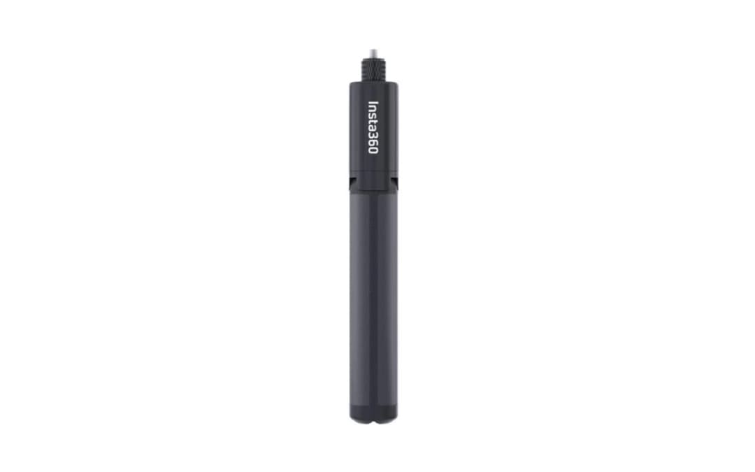Schwarzer Insta360 Selfie-Stick, ausgefahren, mit Griff und Insta360-Logo.