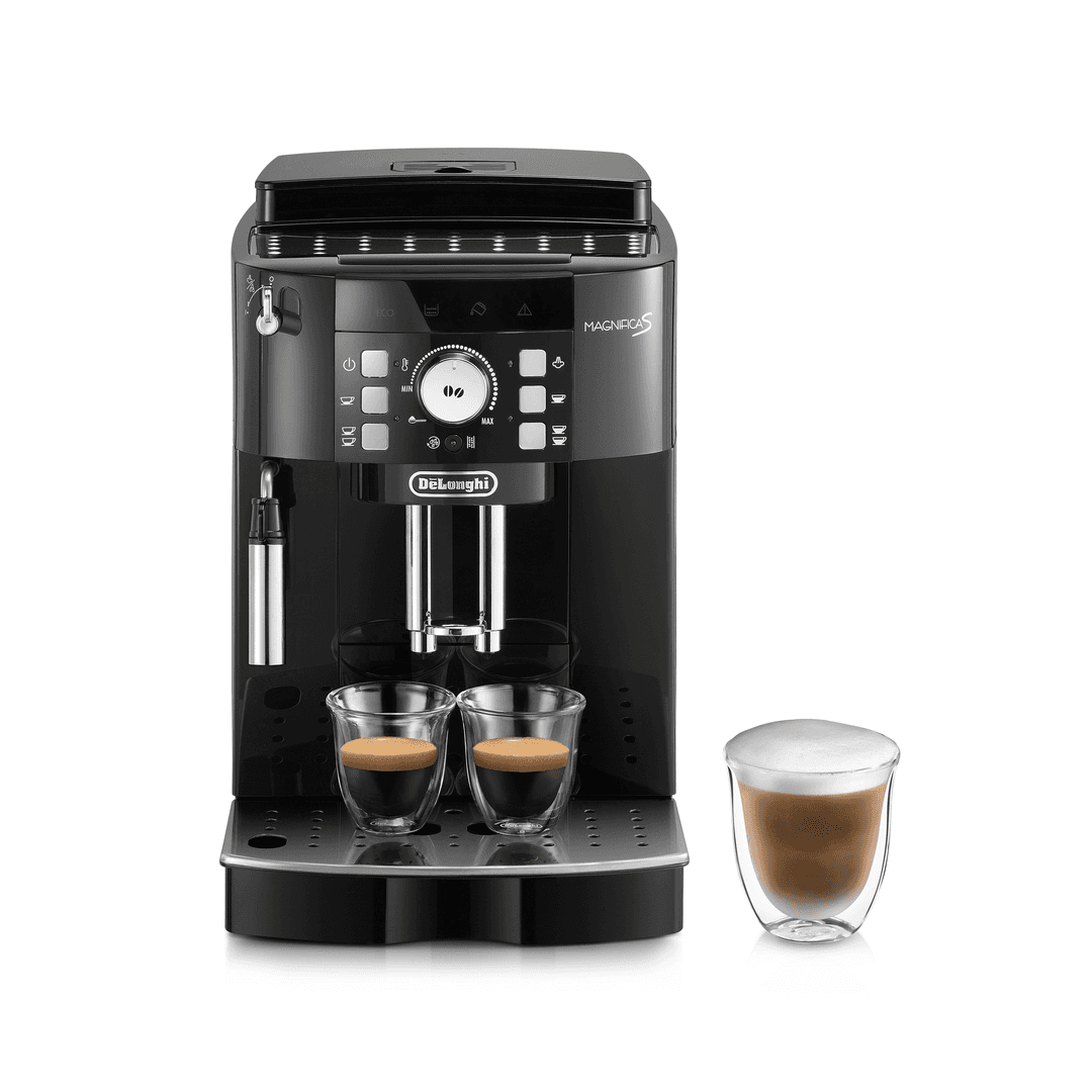 Schwarze De'Longhi Magnifica S Espressomaschine mit zwei Gläsern und Milchaufschäumer.