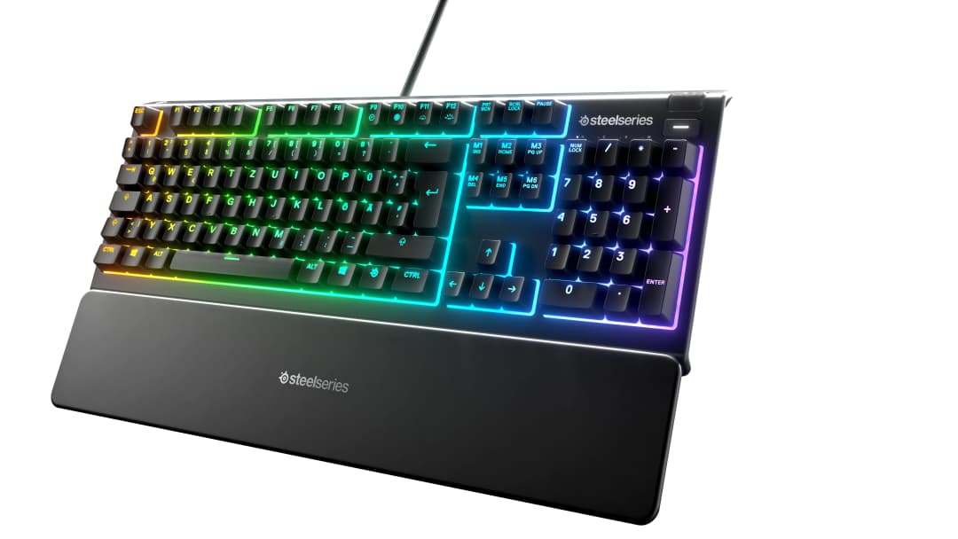 Gaming-Tastatur mit beleuchteten Tasten und Handgelenkauflage. Weißer Hintergrund.