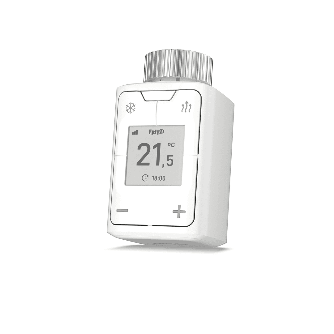 Weißer Smart-Thermostat mit Display, das 21,5 Grad und die Uhrzeit anzeigt. Oben ein silbernes Zifferblatt.