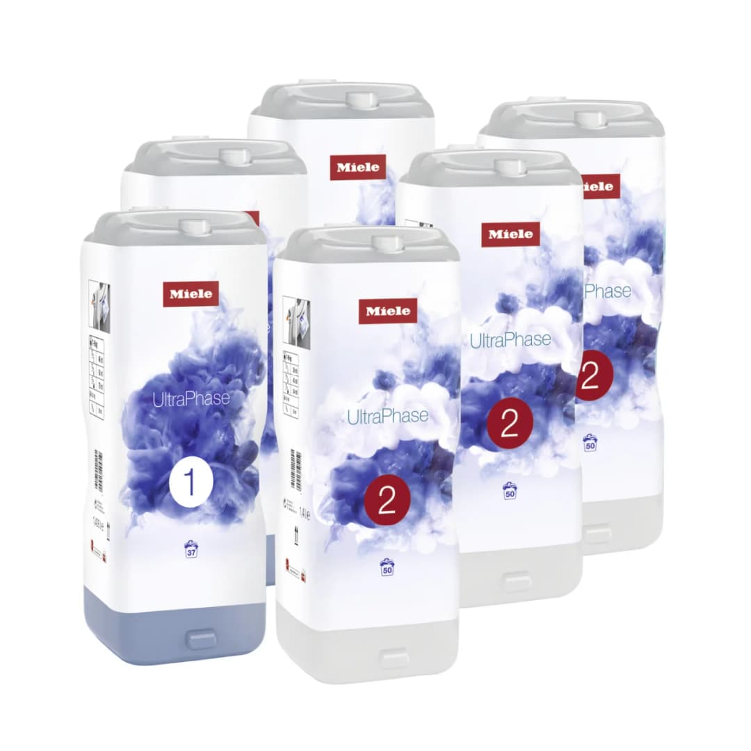 Sechs Miele UltraPhase 2 Waschmittelpackungen. Weiße und graue Behälter mit blauer Flüssigkeit und Phasen.