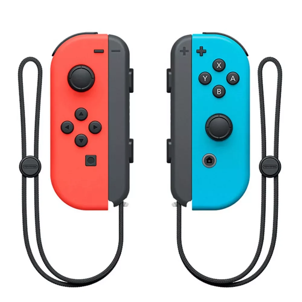 Zwei rote und blaue Gamecontroller mit schwarzen Riemen und Knöpfen auf weißem Grund.