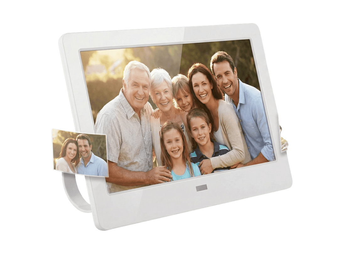 Ein digitaler Bilderrahmen zeigt eine lächelnde Familie: Großeltern, Eltern und zwei Kinder.
