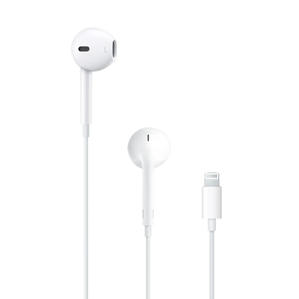 Drei weiße Apple-Kopfhörer. Einer ist ein Paar, einer hat ein Mikrofon und einer einen Lightning-Anschluss.