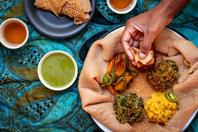 Berbere-Linsen Teller de Teff & Teekessel